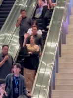 张雨绮新加坡阅文盛典下班，好漂亮啊！