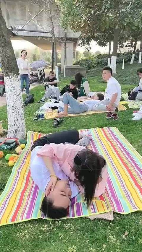 不行就三个人一块过呗