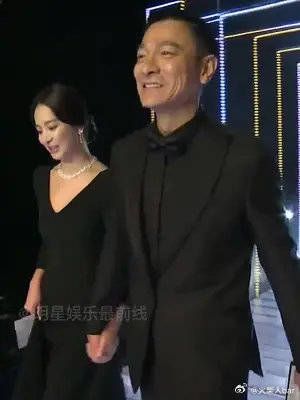 刘德华与宋慧乔拉手出场,让优雅大方的乔妹妹有点害羞……