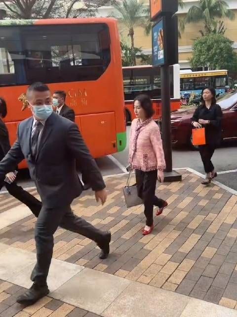 61岁何超琼现身澳门街头,罕见保镖护送,行色匆匆仍与路人打招呼