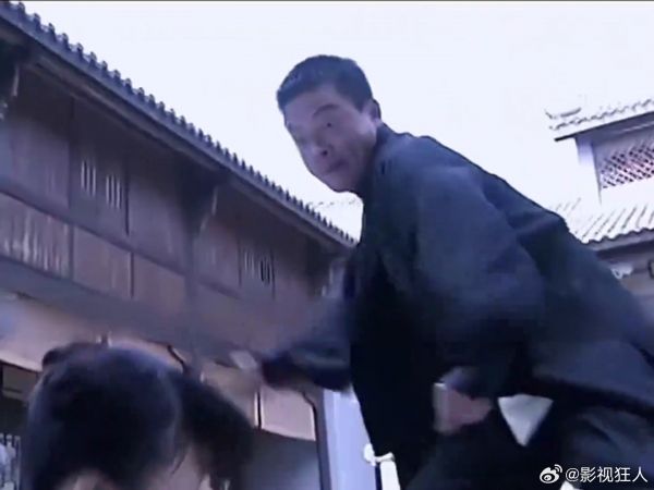 别动队恶霸当街殴打姑娘,下秒碰见女特工,被打的直接跪地求饶