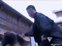 别动队恶霸当街殴打姑娘，下秒碰见女特工，被打的直接跪地求饶