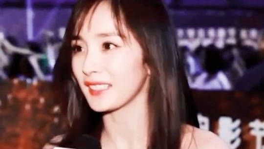 没想到杨幂也被换角过,还不止经历过一次,心疼大幂幂