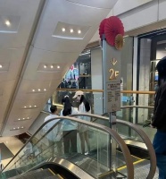 汪小菲带女儿和女友逛街，女儿背影似大S，要去新加坡和张兰过年