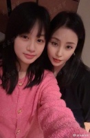 吴启华15岁女儿近照曝光，高颜值不输女明星，与妈妈同框似姐妹