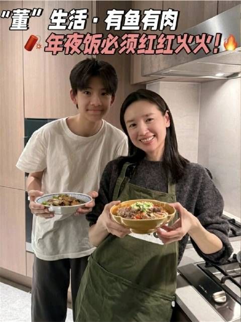 董洁与儿子同框一脸宠溺,15岁顶顶弯腰比妈妈高……