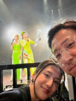 吴千语施伯雄夫妇现身twins演唱会打call