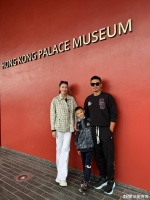 谢杏芳晒出多张全家福宣示主权，林丹拒脱墨镜耍酷，儿子帅气可爱