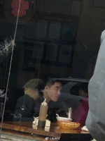 董宇辉回潼关老家了，吃肉夹馍阵势大，过年也还在录节目