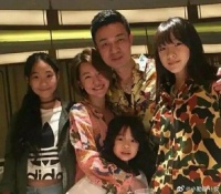 小S家全家福二女儿总是站在最边上的那一个