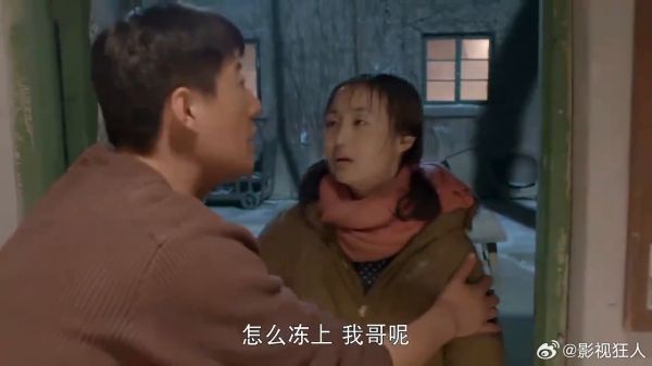 小伙看美女湿了，赶紧把她抱上床，狠狠地给她补点蛋白质