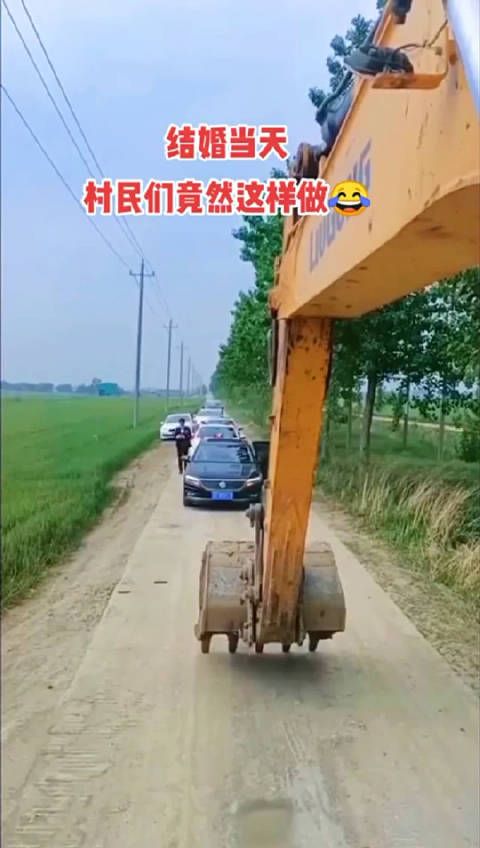 村里修路别人出钱出地,经过他家半分不出还阻挠,现在儿子结婚要
