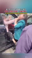 妻子开车抓奸当场跟小三撕打，丈夫坐车里不敢吭声……