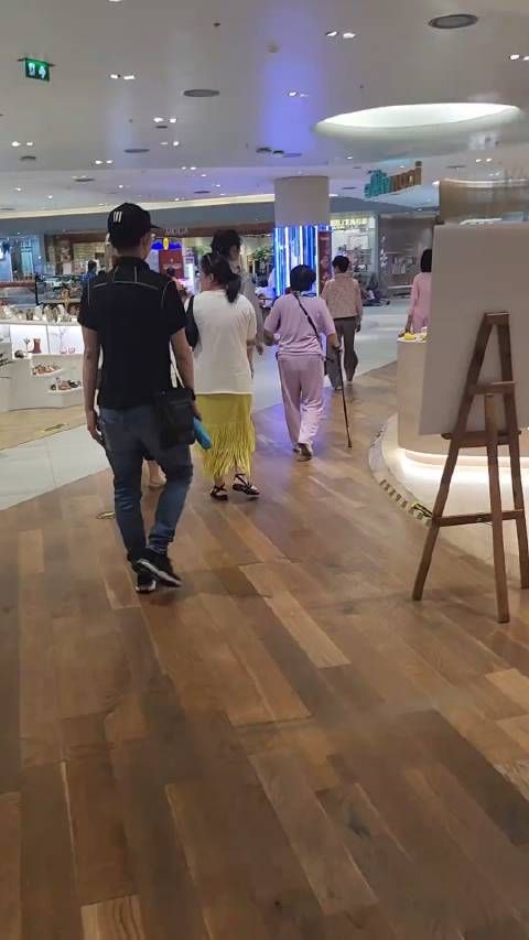 奚梦瑶和婆婆泰国逛街,超模腿是真长啊