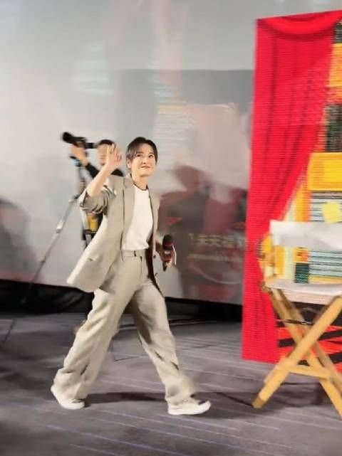 贾玲今日北京路演，瘦下来后第一路演，好美啊！