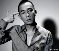 陈小春低调奢华：11年不换车，车牌曝光后网友纷纷表示理解了