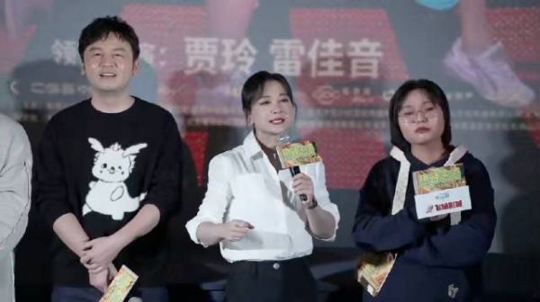 玲姐不止会演戏会导演,唱起歌也很好听……