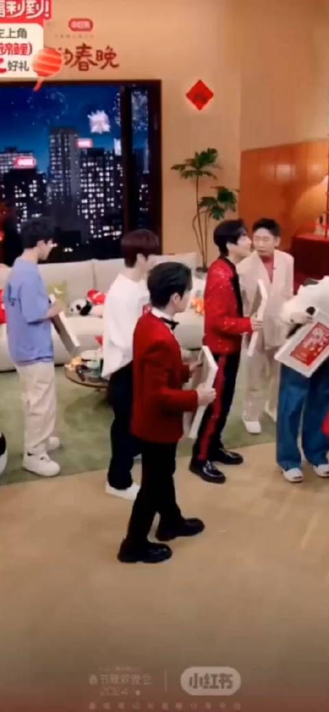 0713陆虎春晚上谢娜直播自己带了妈妈做的炸艾叶……