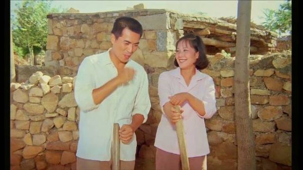 姑娘来和穷小伙相亲，媒婆见钱眼开，竟然挖别人墙角