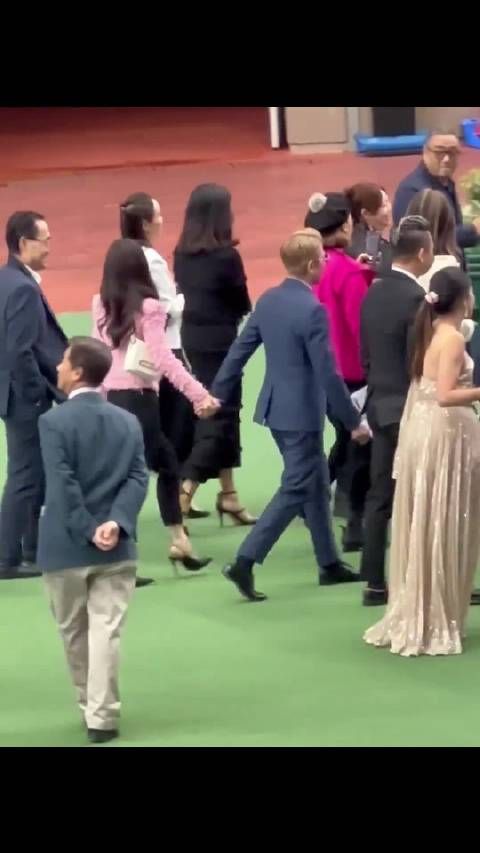 太帅了,看见老婆没有跟上来又走回头去拉着老婆的手一起走