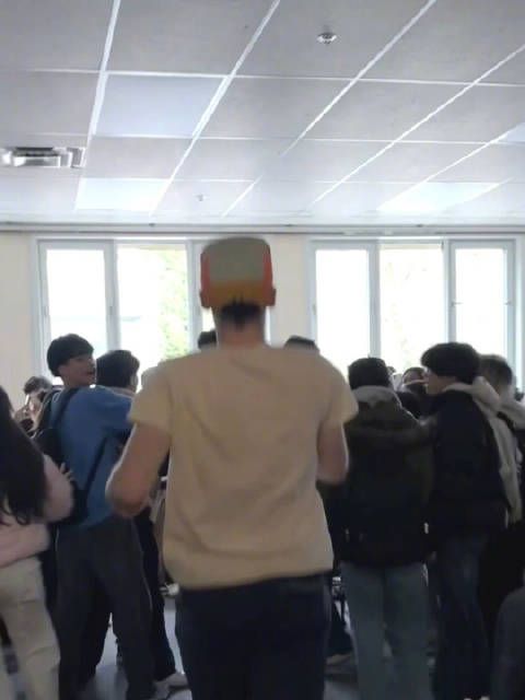老师:我明明上一秒还在拉架......