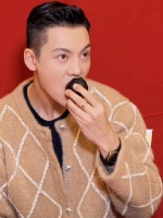 陈伟霆第一次吃东北冻梨，非常好奇冻梨是怎么做的，连说好吃！