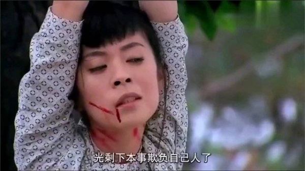 儿子亖了,恶婆婆把儿媳当众吊树上烧亖,不料下秒儿子回来了