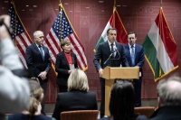 “我们从美国来到这，却没有一个人愿意接见”