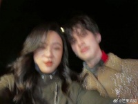 来人啊，没收汤唯手机，自拍他拍，简直是两模两样