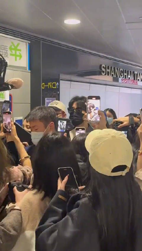 肖战在机场怒斥代拍:“能不能往前走,你们要干嘛?有没有秩序”