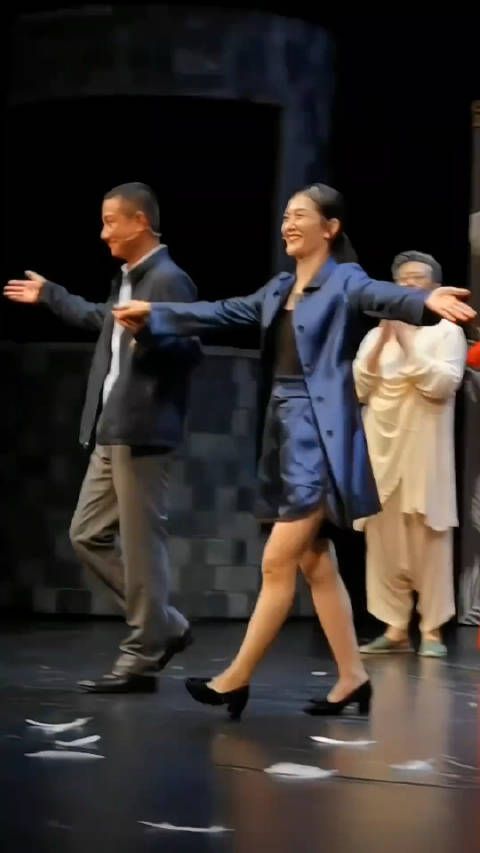 谢娜携手文章出演话剧,谢幕时全场掌声雷动……