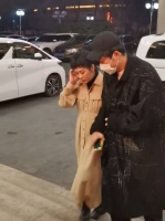 马丽怀孕挺着大肚子录节目，小她十几岁的老公许文赫搀扶着！