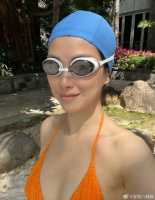 朱珠身上好多痣呀，我以为屏幕脏了一直擦 朱珠海边度假……