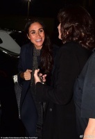 42岁梅根约奥普拉制作人吃饭，点头又哈腰，急于返荧幕没了贵妇架子