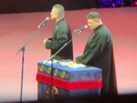 相互搀扶着走上来