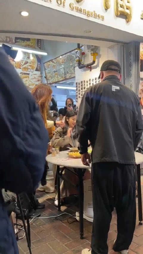 陈慧琳 广州演唱会结束后前往夜市吃路边摊,引来不少路人围观……