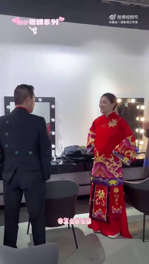 陈小春探班应采儿，“我在这”超宠溺！