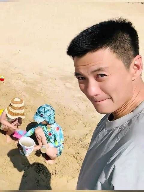 朱丹周一围带孩子三亚度假,夫妻俩带俩娃挖沙……