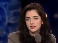 她这双眼睛真的美到摄人心魄，法兰西美人的魅力！