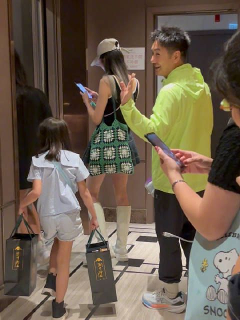最近在香港一家餐厅偶遇陈浩民,真人很有少年感……