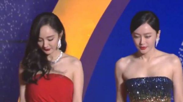 杨幂秦岚同框走秀很惊艳!注意魏大勋的反应,细品太真实了!