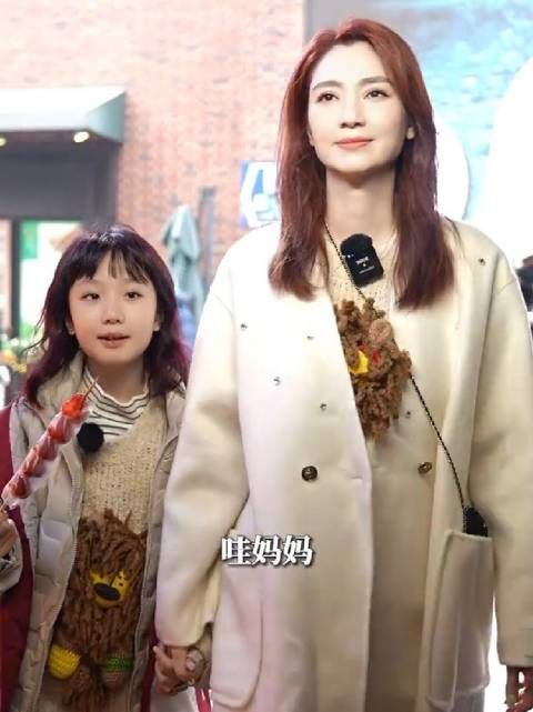 洪欣晒10岁女儿近照,彤彤挑染红发身高猛长,越来越像女版张丹峰