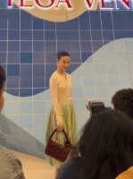 董洁头围是真小啊！这种发型，没有颗好看的头都不行