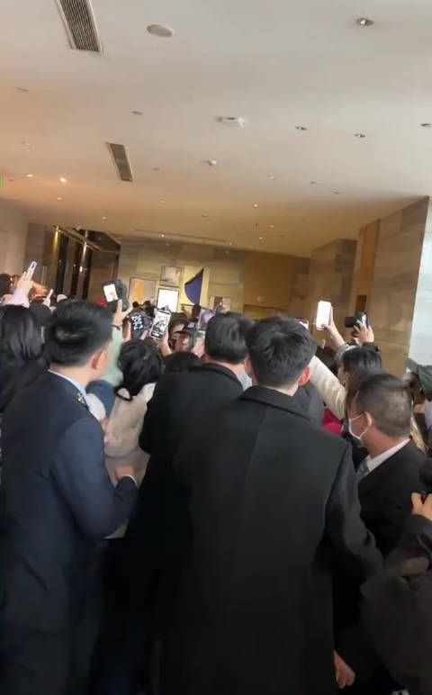 代拍把王鸥挤到玻璃门上,这种行为大家想说什么?