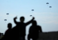 重压之下，美国终于动了