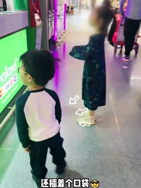 朱丹周一围带儿女泰国度假,两个孩子小小年纪就戴上了眼镜……