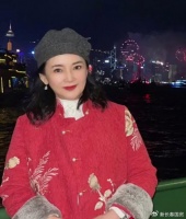 “霸王花”胡慧中24岁女儿近照曝光，母女同框画面温馨幸福