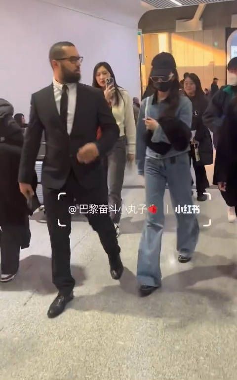 刘亦菲巴黎时装周机场路透,一身牛仔造型棒球帽……
