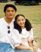 想必李亚鹏当时也未曾想到，身边那两个大板牙的小姑娘……