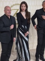 这老外看刘亦菲的眼神，话说其他女星他都是抱着腰……